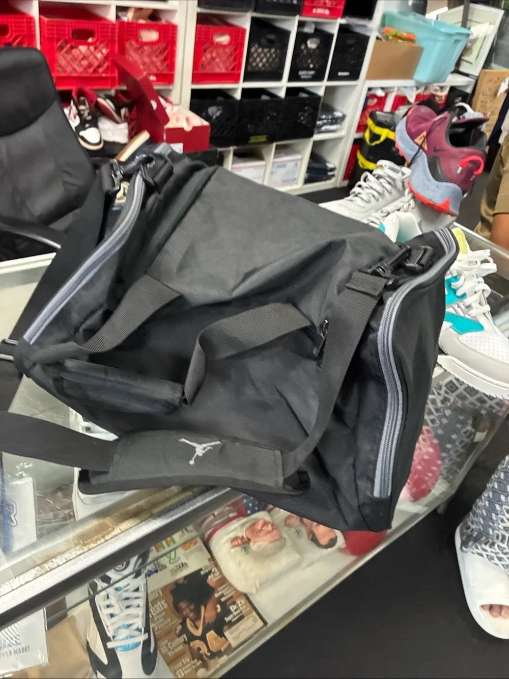 Nike Duffle Gym Bag ( 17”x11”x10”) Black E2-759 Pre Owned Used